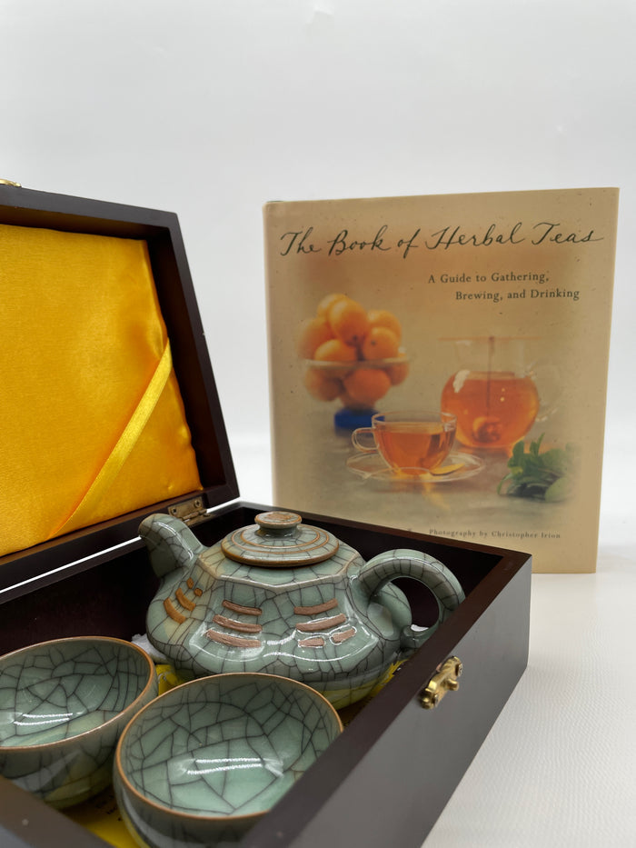 TEACUP SET WITH BOOK