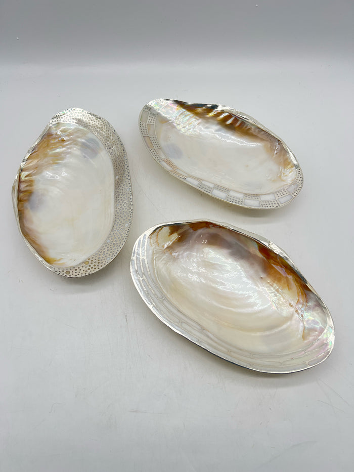 ORNAMENTAL CABEBE SHELL FOOTED DISH