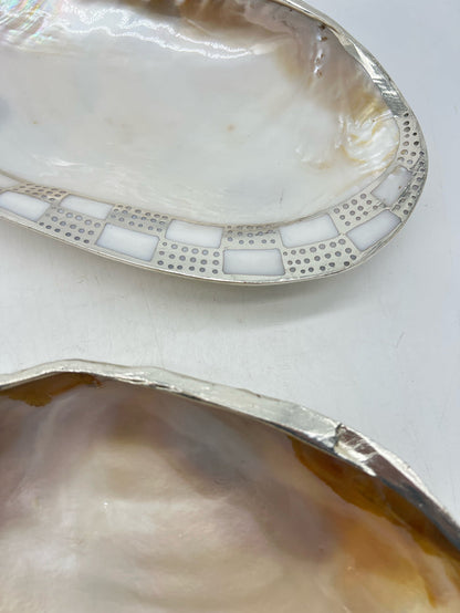 ORNAMENTAL CABEBE SHELL FOOTED DISH