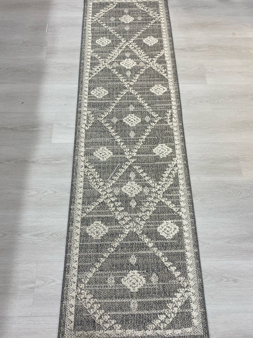 RUNNER RUG NEUTRAL COLORED GEOMETRIC DESIGN