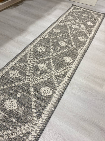 RUNNER RUG NEUTRAL COLORED GEOMETRIC DESIGN