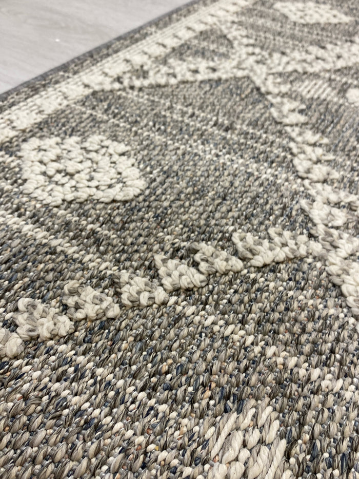 RUNNER RUG NEUTRAL COLORED GEOMETRIC DESIGN