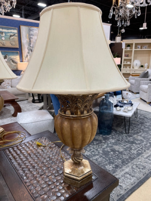 TABLE LAMP ANTIQUE GOLD FINISH DECORATIVE LEAF DETAIL