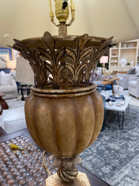 TABLE LAMP ANTIQUE GOLD FINISH DECORATIVE LEAF DETAIL